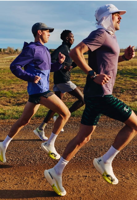 Hombres corriendo en pista al aire libre vistiendo ropa deportiva marca On